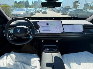 2026 BMW 7 серии 740 xDrive VII (G70) Рестайлинг, чёрный, 25739000 рублей, вид 3