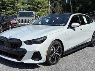2026 BMW 5 серии 550e xDrive VIII (G60/G61/G68), белый, 10588200 рублей, вид 1