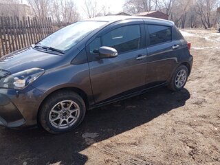 2014 Toyota Vitz III (XP130) Рестайлинг, серый, 550000 рублей, вид 4
