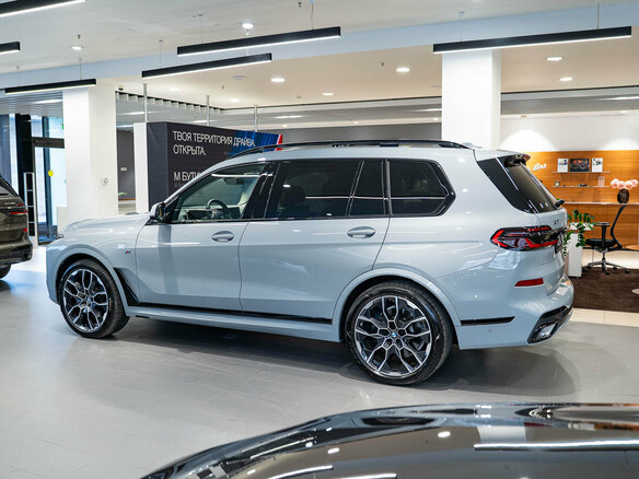 2025 BMW X7 40d I (G07) Рестайлинг, серый - вид 7