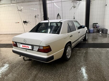 1985 Mercedes-Benz W124 230 4-speed, белый, 430000 рублей, вид 3
