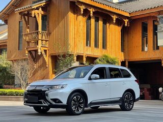 2020 Mitsubishi Outlander III Рестайлинг 3, белый, 3300000 рублей, вид 1
