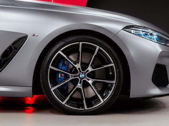 2021 BMW 8 серии M850i xDrive II (G14/G15/G16), серый, 9500000 рублей - вид 4