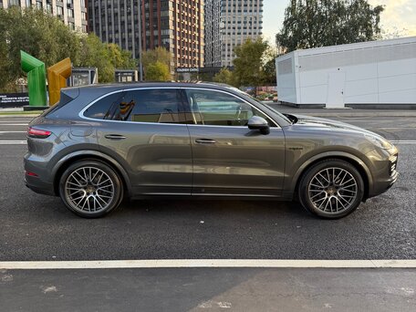 2020 Porsche Cayenne E-Hybrid III, серый, 7950000 рублей, вид 3