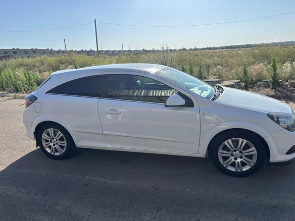 2010 Opel Astra GTC H Рестайлинг, белый, 520000 рублей - вид 1