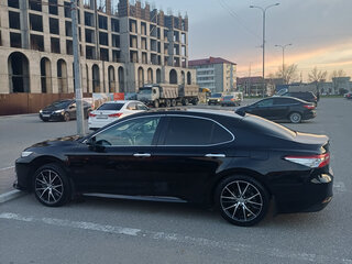 2020 Toyota Camry VIII (XV70), чёрный, 2680000 рублей, вид 3