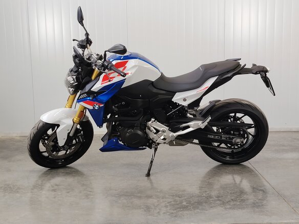 2024 BMW F 900 R, белый - вид 4