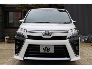 2020 Toyota Voxy III (R80) Рестайлинг, белый, 1848200 рублей, вид 2