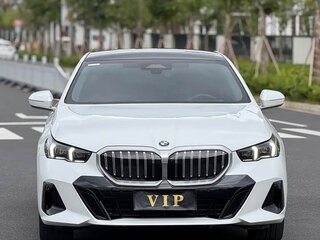 2025 BMW 5 серии Long 530Li xDrive VIII (G60/G61/G68), белый, 6116225 рублей, вид 2