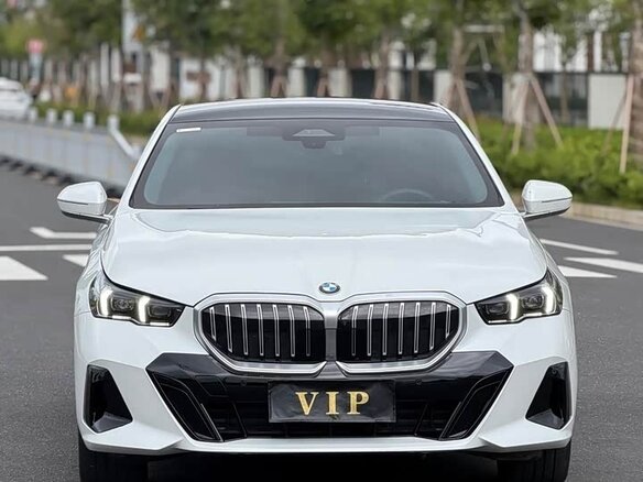 2025 BMW 5 серии 530Li xDrive VIII (G60/G61/G68), белый - вид 1