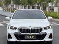 2025 BMW 5 серии 530Li xDrive VIII (G60/G61/G68), белый - вид 1