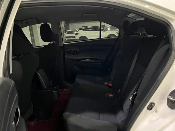 2022 Toyota Yaris IV, белый - вид 7