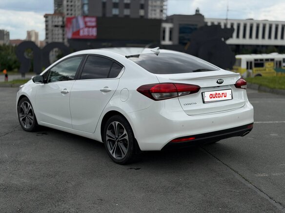 2018 Kia Cerato III Рестайлинг (Classic), белый, 1700000 рублей - вид 2
