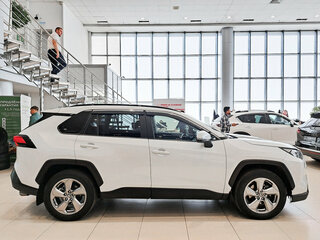 2020 Toyota RAV4 V (XA50), белый, 3320000 рублей, вид 4
