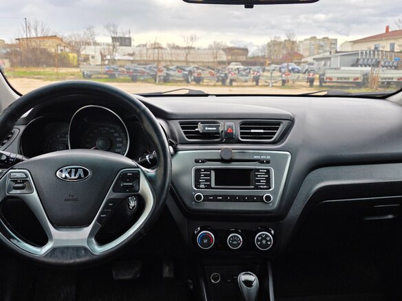 2017 Kia Rio III Рестайлинг, белый - вид 22