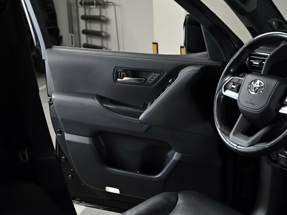 2022 Toyota Land Cruiser 300 Series, чёрный - вид 12