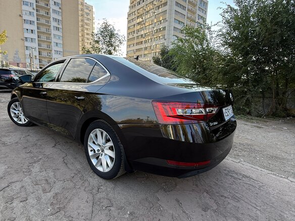 2017 Skoda Superb III, коричневый, 1650000 рублей - вид 3