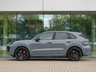 2026 Porsche Cayenne GTS III Рестайлинг, серый, 26780000 рублей, вид 5
