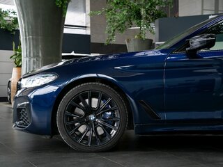 2020 BMW 5 серии 540i xDrive VII (G30/G31/G38) Рестайлинг, синий, 6650000 рублей, вид 3