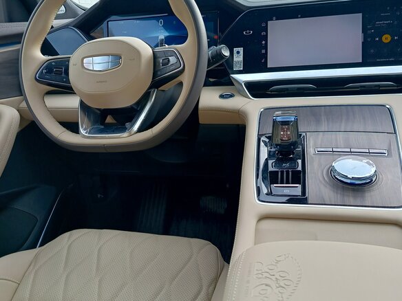 2025 Geely Monjaro (Xingyue L) I Рестайлинг (China Market), белый, 4250000 рублей - вид 15