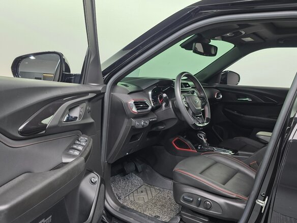 2022 Chevrolet TrailBlazer III, чёрный, 2000000 рублей - вид 14