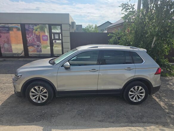 2018 Volkswagen Tiguan II, серебристый, 2500000 рублей - вид 2