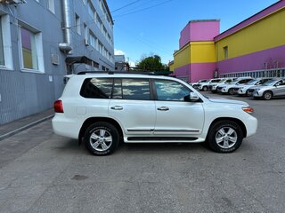 2013 Toyota Land Cruiser 200 Series Рестайлинг 1, белый, 4150000 рублей, вид 4