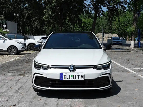 2022 Volkswagen Golf VIII, белый, 1710000 рублей - вид 1