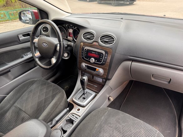 2009 Ford Focus II Рестайлинг, пурпурный, 440000 рублей - вид 10