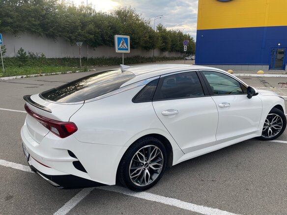 2020 Kia K5 III, белый - вид 3