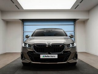 2025 BMW 5 серии 520i VIII (G60/G61/G68), бежевый, 6840000 рублей, вид 2