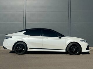 2022 Toyota Camry VIII (XV70) Рестайлинг, белый, 4114000 рублей, вид 4