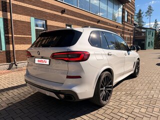 2020 BMW X5 M50d IV (G05/G18), белый, 6800000 рублей, вид 5