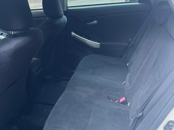 2012 Toyota Prius III Рестайлинг (XW30), белый, 900000 рублей - вид 2