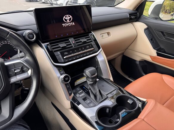 2022 Toyota Land Cruiser 300 Series, белый, 11000000 рублей - вид 15