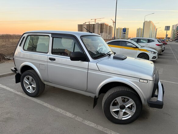 2025 Lada (ВАЗ) Niva Legend I, серебристый, 1050000 рублей - вид 3