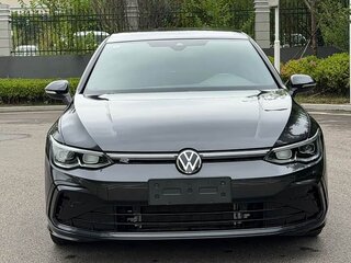 2023 Volkswagen Golf VIII, чёрный, 2048000 рублей, вид 2