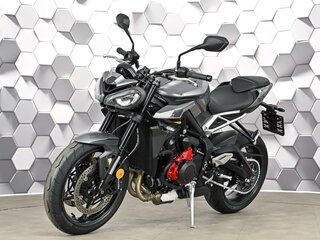 2024 Triumph Street Triple, серый, 1099000 рублей, вид 2
