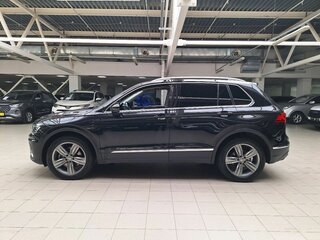 2017 Volkswagen Tiguan II, чёрный, 2570000 рублей, вид 4