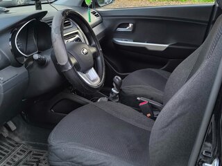 2013 Kia Rio III, чёрный, 900000 рублей, вид 4