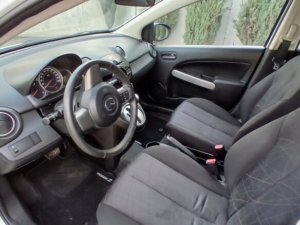 2011 Mazda 2 II Рестайлинг (DE2), белый, 770000 рублей - вид 4