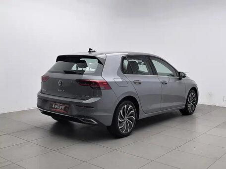 2022 Volkswagen Golf VIII, серебристый, 1750000 рублей, вид 4