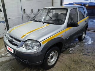 2010 Chevrolet Niva I Рестайлинг, серебристый, 330000 рублей, вид 2