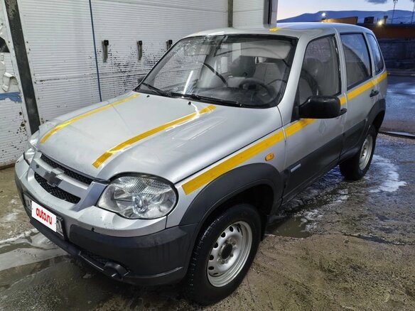 2010 Chevrolet Niva I Рестайлинг, серебристый, 330000 рублей - вид 1