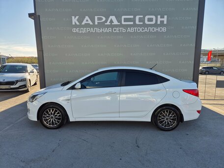 2015 Hyundai Solaris I Рестайлинг, белый, 900000 рублей, вид 3