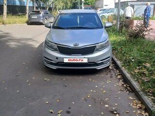 2017 Kia Rio III Рестайлинг, серебристый, 650000 рублей, вид 1