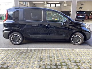 2025 Toyota Sienta III, чёрный, 1300217 рублей, вид 3