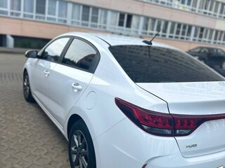 2022 Kia Rio IV Рестайлинг, белый, 1650000 рублей, вид 5