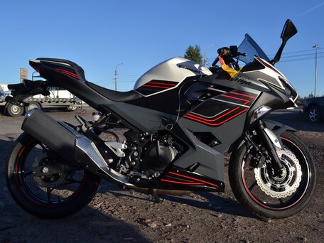 2024 Kawasaki Ninja 400, серебристый, 615000 рублей, вид 2