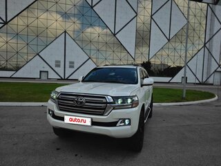 2015 Toyota Land Cruiser 200 Series Рестайлинг 2, белый, 6300000 рублей, вид 2